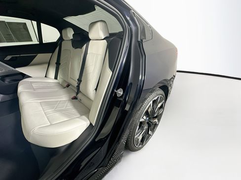 Used 2025 BMW 530i w/ M Sport Package RWD image 26