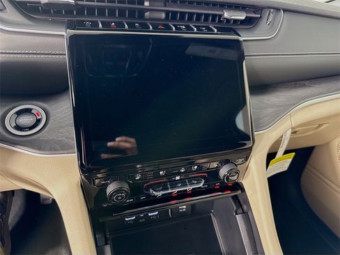 New 2025 Jeep Grand Cherokee Limited w/ Luxury Tech Group II image 14