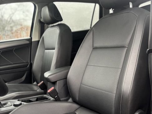 Used 2022 Volkswagen Tiguan SE w/ Panoramic Sunroof Package image 11