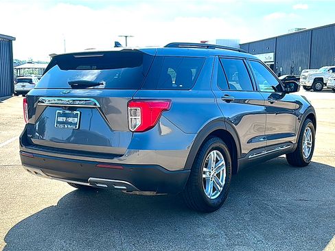 Used 2021 Ford Explorer XLT w/ Equipment Group 202A image 8