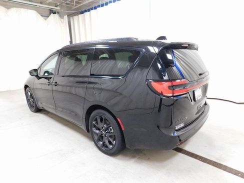 Used 2025 Chrysler Pacifica Limited image 20