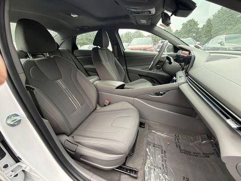 Certified 2025 Hyundai Elantra SEL FWD image 9