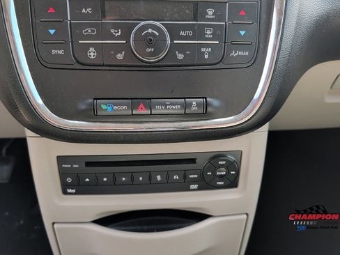 Used 2013 Chrysler Town & Country Touring-L w/ Entertainment Group #2 FWD image 18