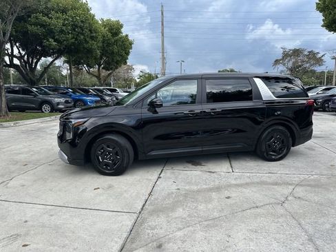 Used 2025 Kia Carnival FWD image 17