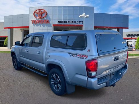 Used 2017 Toyota Tacoma TRD Sport image 7