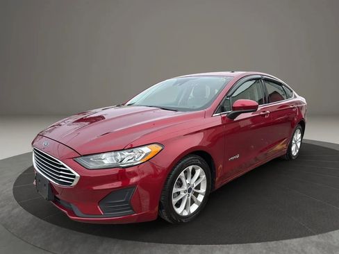 Used 2019 Ford Fusion SE image 1