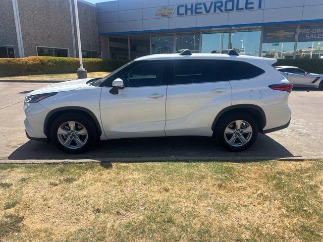 Used 2021 Toyota Highlander LE FWD image 6
