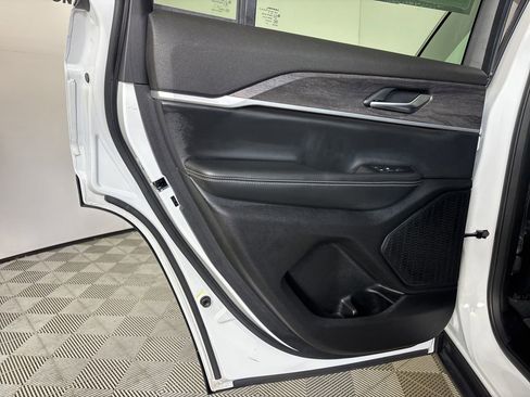 Used 2023 Jeep Grand Cherokee Limited image 20