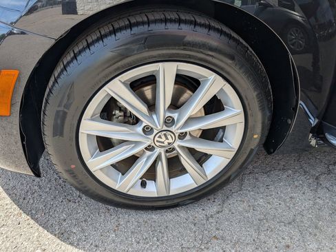 Used 2019 Volkswagen Beetle 2.0T SE FWD image 24