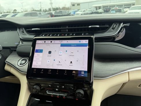 Used 2023 Jeep Grand Cherokee Limited w/ Luxury Tech Group II image 18