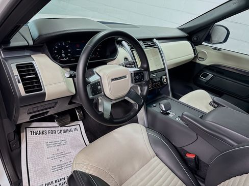 Used 2024 Land Rover Discovery Metropolitan Edition image 4