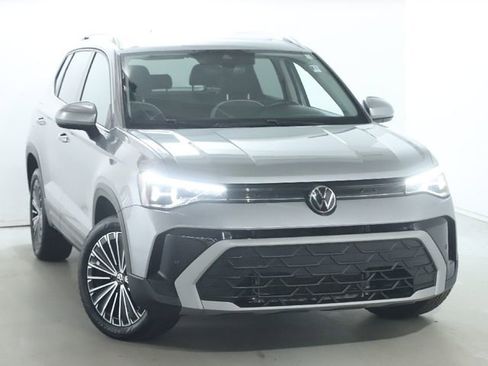 Used 2025 Volkswagen Taos SE image 2