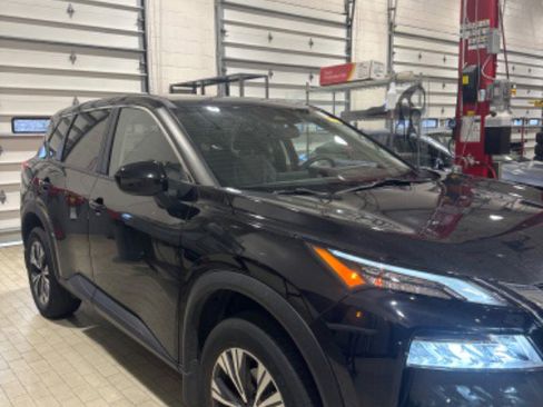 Used 2023 Nissan Rogue SV image 2