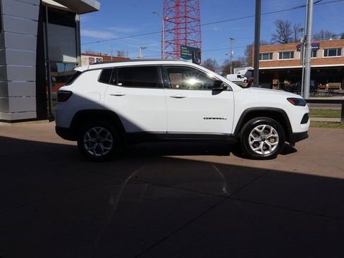 Used 2025 Jeep Compass Latitude w/ Sun & Sound Group image 9