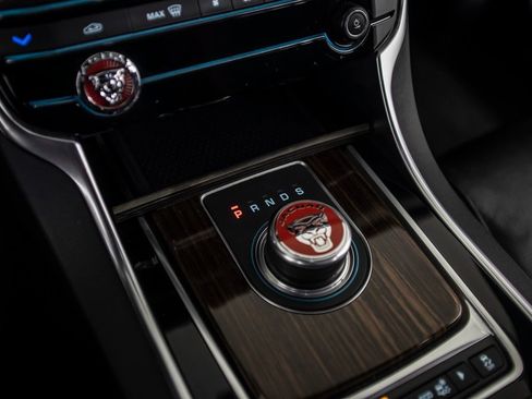 Used 2018 Jaguar XF First Edition image 28