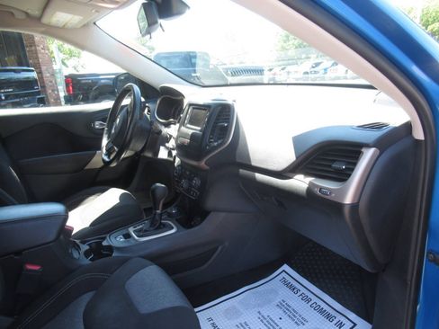 Used 2018 Jeep Cherokee Latitude w/ Altitude Package AWD/4WD image 8