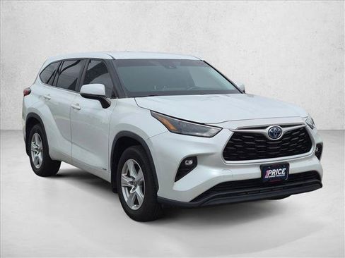 Used 2023 Toyota Highlander LE AWD/4WD image 3