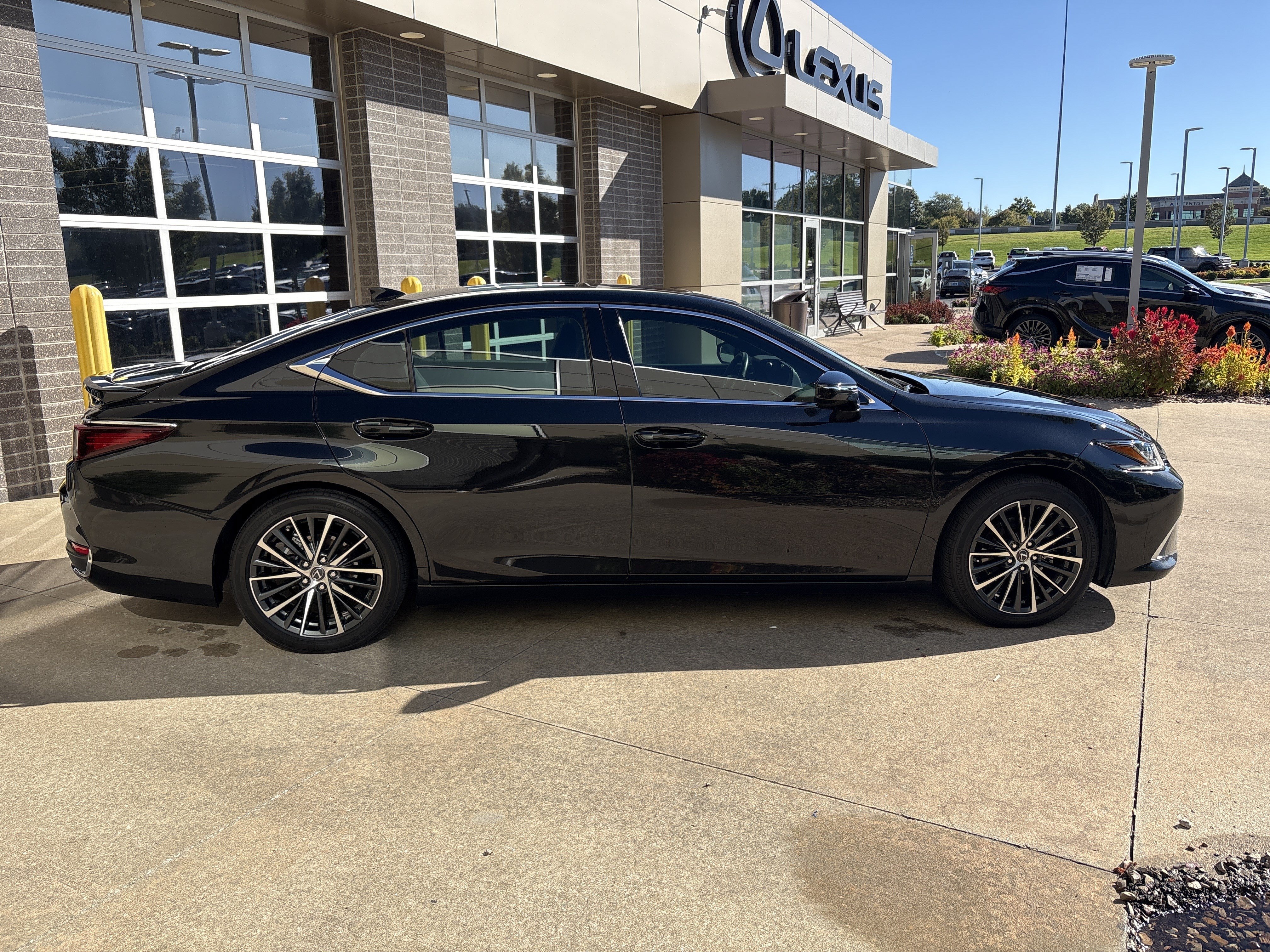Used 2025 Lexus ES 300h w/ Premium Package FWD image 30