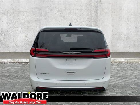 Used 2023 Chrysler Pacifica Touring-L image 3