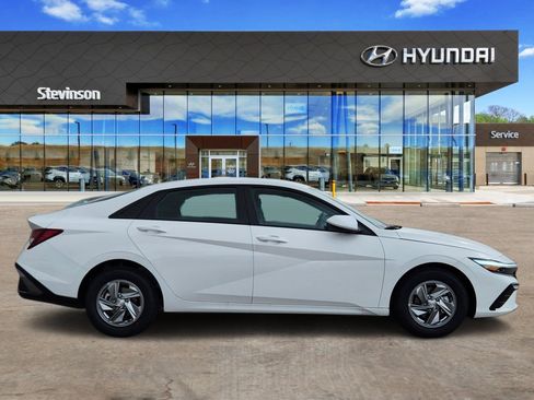 New 2026 Hyundai Elantra SE FWD image 4