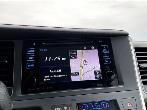 Used 2017 Toyota Sienna XLE image 33