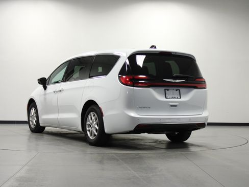 Used 2024 Chrysler Pacifica Touring-L FWD image 6