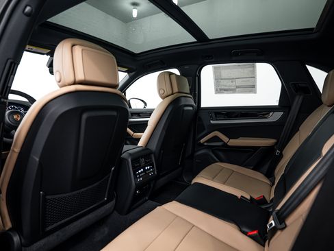 Certified 2026 Porsche Cayenne AWD/4WD image 22