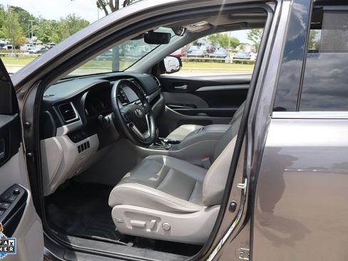 Used 2019 Toyota Highlander XLE FWD image 25