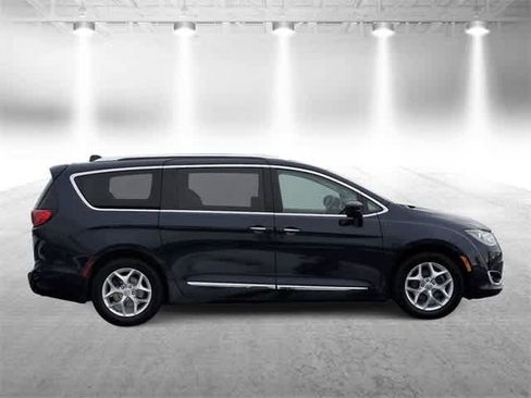 Used 2018 Chrysler Pacifica Touring-L Plus w/ Tire & Wheel Group image 9