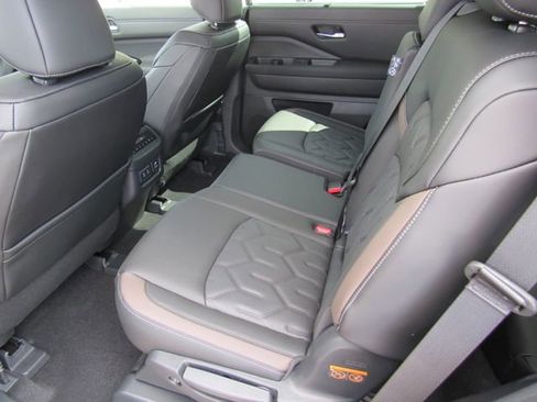 New 2026 Nissan Pathfinder Platinum image 11