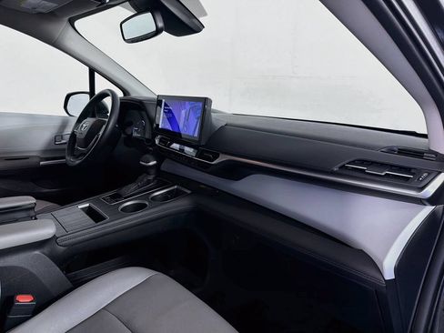 Used 2025 Toyota Sienna XLE FWD image 31