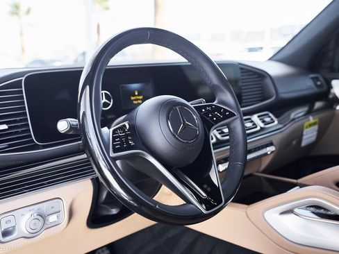 Used 2025 Mercedes-Benz GLS 580 4MATIC image 21