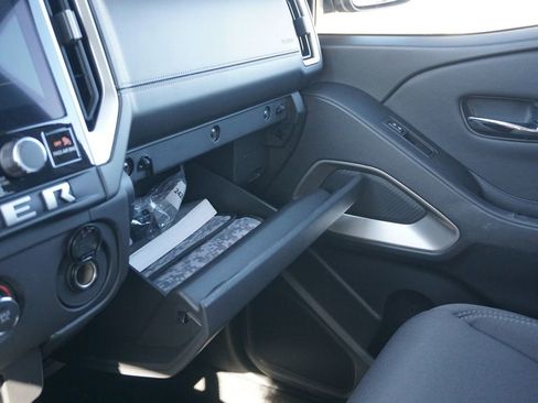 Used 2025 Nissan Frontier SV image 32