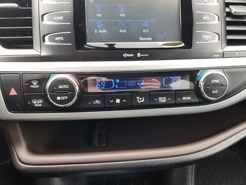 Used 2015 Toyota Highlander LE FWD image 17
