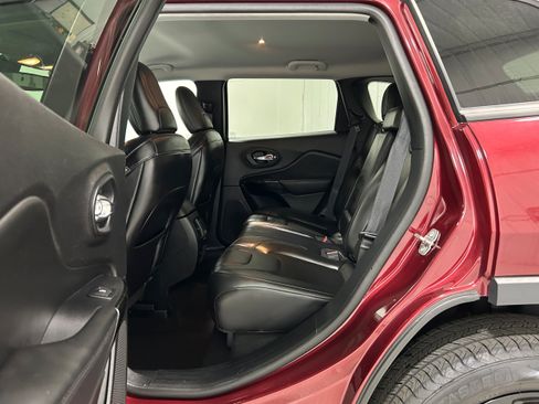 Used 2020 Jeep Cherokee Latitude Plus AWD/4WD image 29