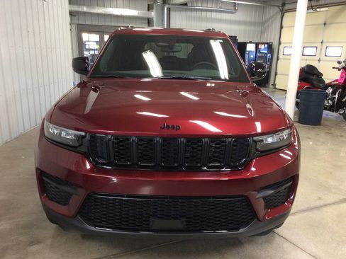 Used 2024 Jeep Grand Cherokee Altitude image 9