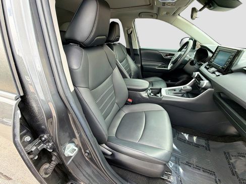 Used 2021 Toyota RAV4 XLE Premium image 16
