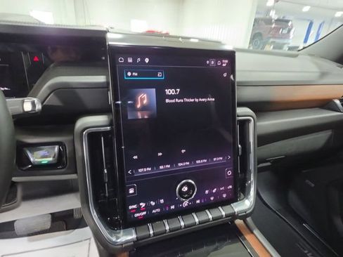 Used 2025 GMC Yukon XL Denali AWD/4WD image 13