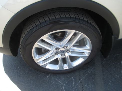 Used 2017 Ford Explorer XLT w/ Equipment Group 202A AWD/4WD image 14