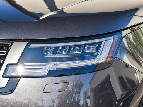 Certified 2025 Land Rover Range Rover SE image 10