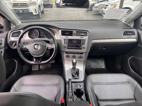 Used 2016 Volkswagen Golf SE image 11