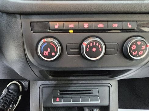 Used 2016 Volkswagen Tiguan SE image 32