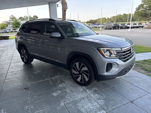 Used 2026 Volkswagen Atlas SE w/ Panoramic Sunroof Package FWD image 2