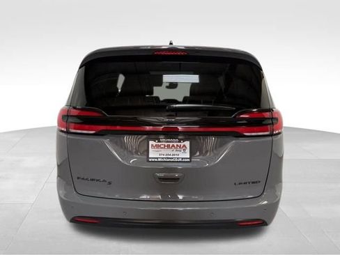 Certified 2025 Chrysler Pacifica Limited image 9