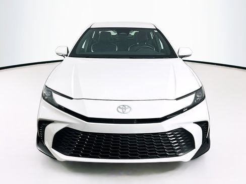 Used 2025 Toyota Camry SE image 2