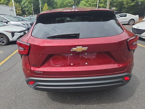 Used 2024 Chevrolet Trax LS w/ LS Convenience Package FWD image 4