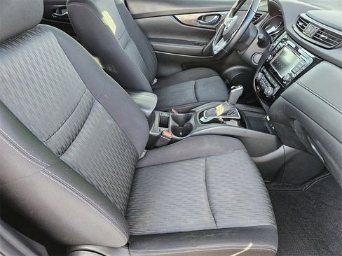 Used 2020 Nissan Rogue SV image 11