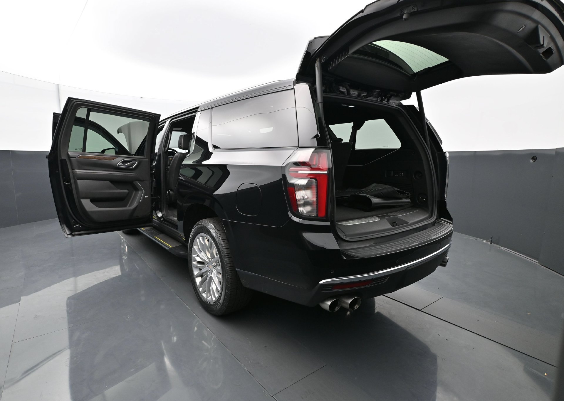Used 2023 Chevrolet Suburban Premier AWD/4WD image 40