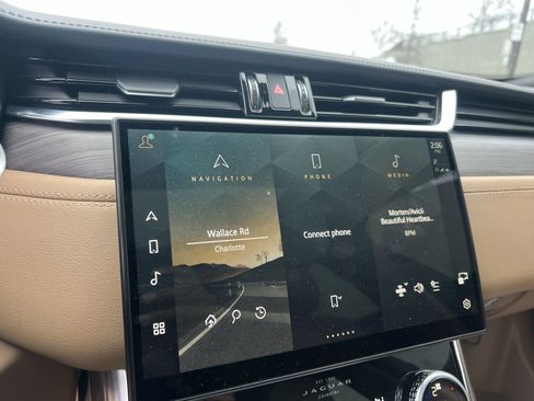 Used 2022 Jaguar XF SE image 26