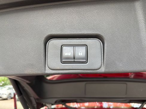 Used 2025 Nissan Rogue SV AWD/4WD image 25